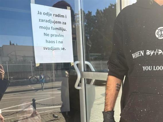 Турчин со порака пред својот ресторан во Бар по нападите во Црна Гора- сѐ му запалиле и уништиле 