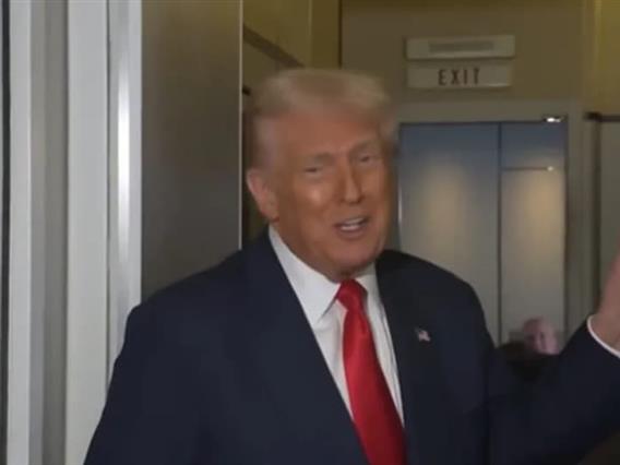 Авионот на Трамп го зафатија турбуленции, сѐ се тресе: Ова е тежок лет (ВИДЕО)