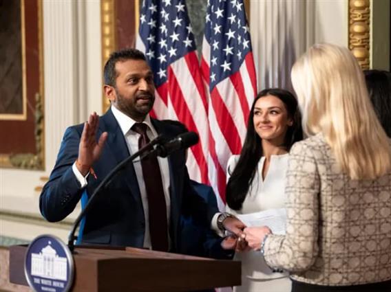 Директорот на ФБИ со владин авион отишол на настап на неговата девојка- не му било прв пат 