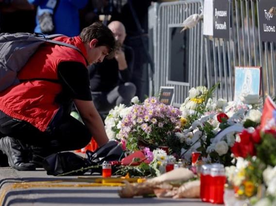 Во тишина оддадена почит за 16-те загинати во падот на бетонската настрешница на железничката станица во Нови Сад пред една година