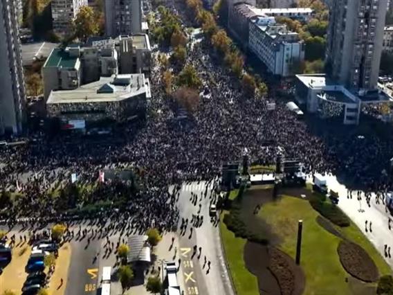 Голем комеморативен собир во Нови Сад по повод годишнината од падот на бетонската настрешница на железничката станица