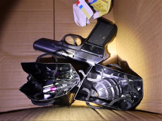 Претрес во охридско, пронајдени дрога, оружје и муниција, лишено од слобода едно лице, следува пријава