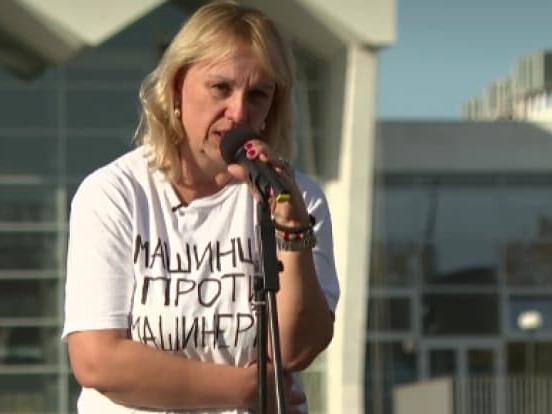 Штрајк со глад почнува мајка на 16-годишно момче жртва во падот на бетонската настрешница на железничката станица во Нови Сад