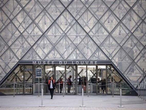 И жена приведена и обвинета за грабежот на накит во Лувр