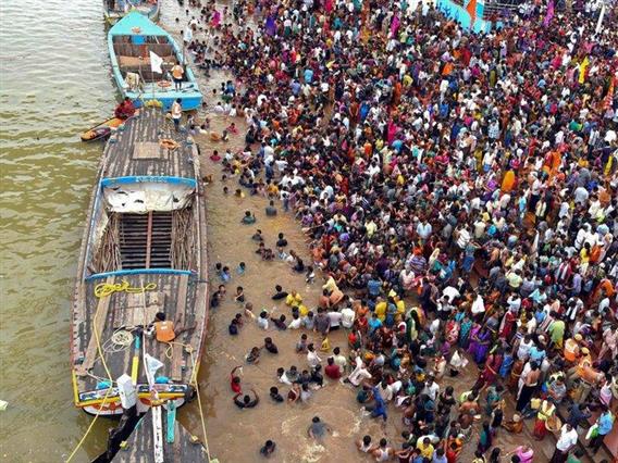 Најмалку 10 загинати во човечко стампедо во Индија, меѓу жртвите и деца (ВИДЕО)