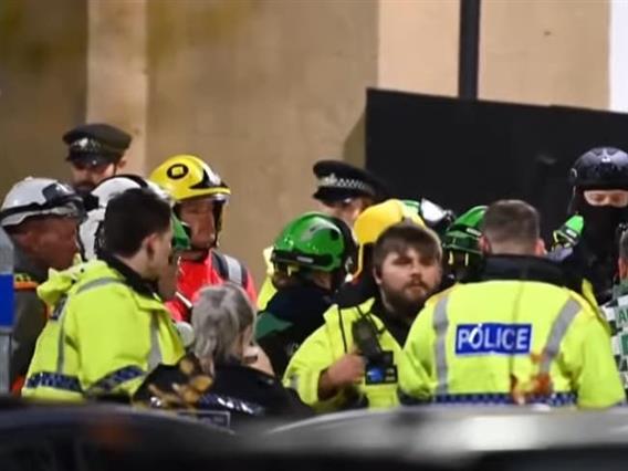 „Имаше крв насекаде“ – сведочење за нападот со нож во воз во Британија, девет лица се тешко повредени (ВИДЕО)