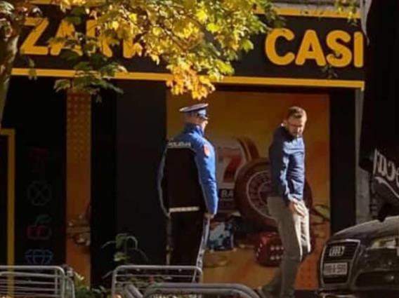 Експлозија на бомба ги разбуди граѓаните на Сараево- оштетени возила пред казино 