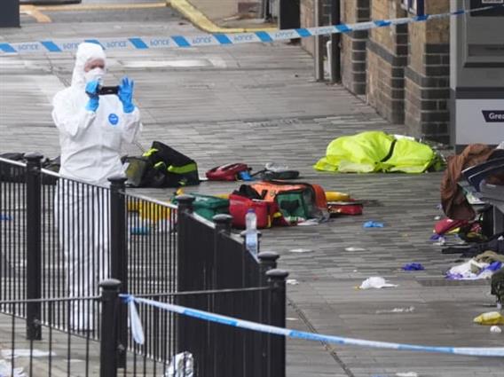 Двајца се борат за живот по крвавниот напад со нож во Англија- патниците во возот мислеле дека е шега за Ноќ на вештерките