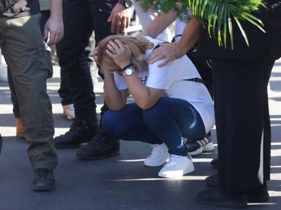 Пред српското Собрание почна штрајк со глад мајка на дете загинато во падот на бетонската настрешница во Нови Сад