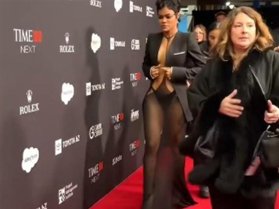 Фото: Пејачка го заборавила брусхалтерот