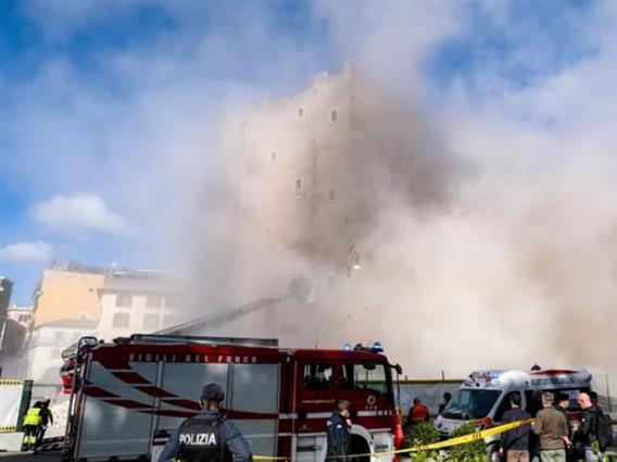 Драмата во Рим продолжува: Додека спасувачите вадат луѓе од урнатините, кулата се урива (ВИДЕО)