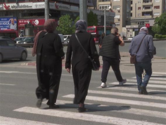 Косово ја потврди забраната за носење хиџаб во училиште – во Македонија за сега не се размислува за ваков чекор
