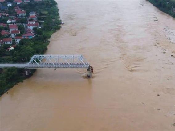 Расте бројот на загинати во поплавите во Виетнам, загинаа над 40 лица 