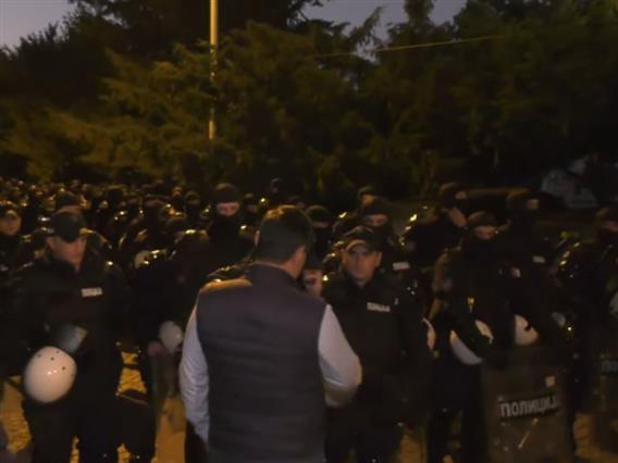 Околу српскиот парламент распоредени полициски сили: Собири на приврзаници на власта и поддржувачи на мајка која штрајкува со глад (ВИДЕО)