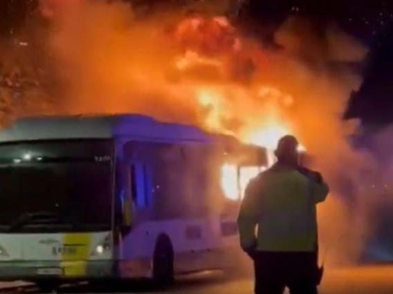 Во Бриж се запали автобус со навивачи на „Барселона“, нема жртви (ВИДЕО)