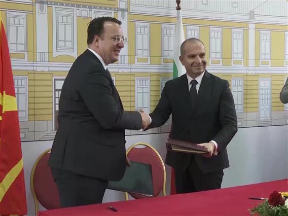 Македонија и Бугарија го потпишаа договорот за меѓуграничниот железнички тунел на Коридорот 8