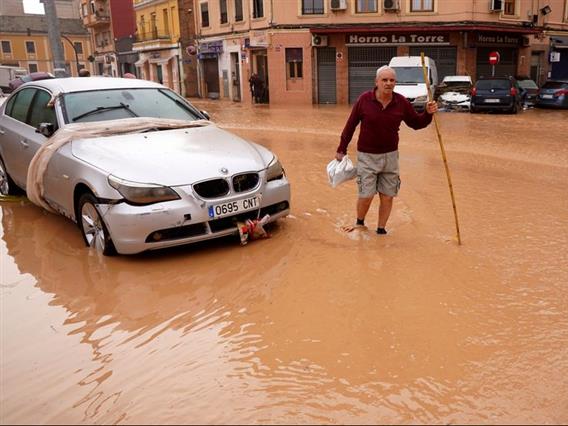 Страшно невреме ја погоди Барселона, властите со предупредување: Останете дома (ВИДЕО)