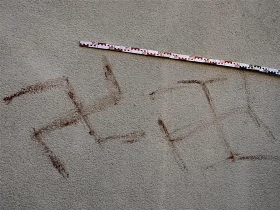 Германската полиција го реши случајот на „цртање кукасти крстови“ со човечака крв
