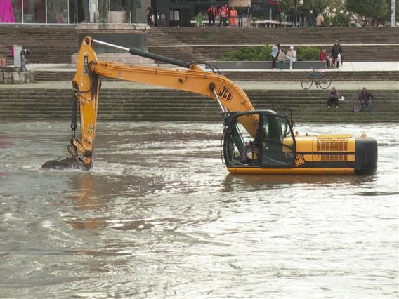 Продолжува големата акција за чистење на Скопје- фокус е на коритото на реката Вардар 