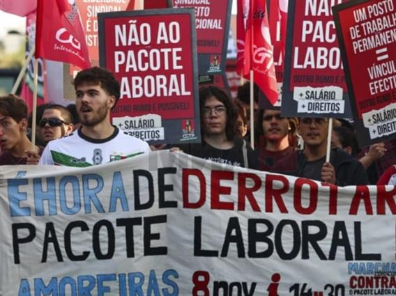 Десетици илјади излегоа на синдикални протести во Лисабон (ВИДЕО)