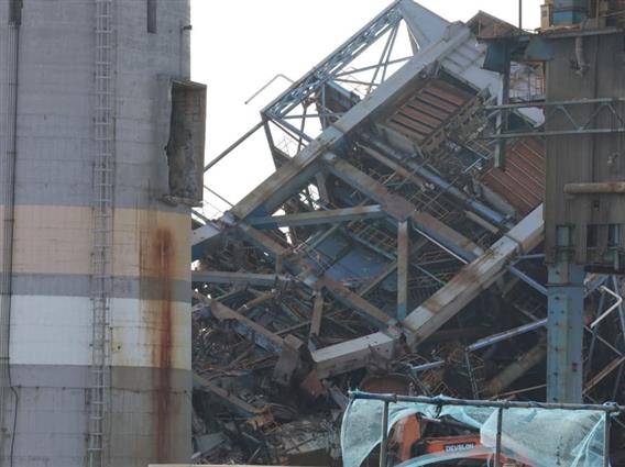 Извлечено е трето тело од урнатините на термоцентрала во Јужна Кореја- уште четворица работници се заробени (ВИДЕО)