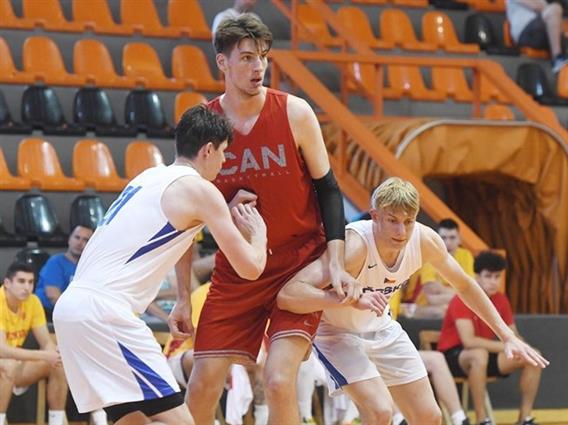 Видео: Деби на највисокиот колеџ кошаркар во историјата, но, не го допре баскетот!!