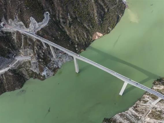 Се урна дел од огромен нов мост во Кина- причина се дождовите (ВИДЕО)