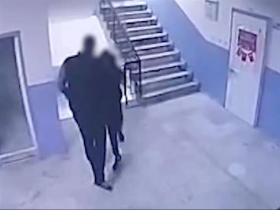 Скандал во Турција: Директор на училиште турна по скали дете со посебни потреби (ВИДЕО)