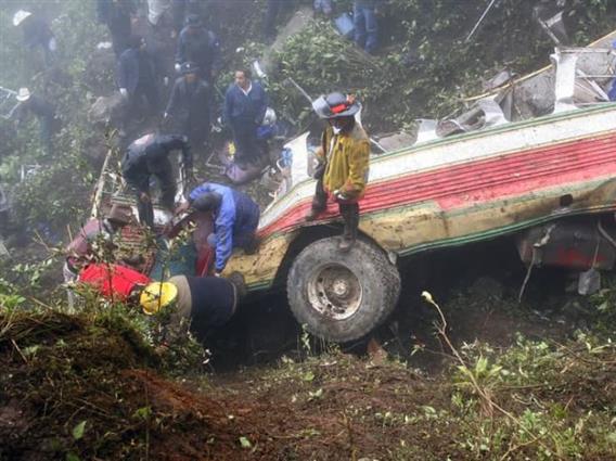 Автобус пропадна во 200 метри длабока бездна, загинаа најмалку 37 лица (ВИДЕО)
