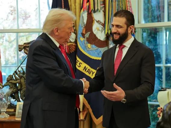 Трамп направи шоу во Овалната соба- го испрска сирискиот претседател со парфем: Колку жени имаш? (ВИДЕО)