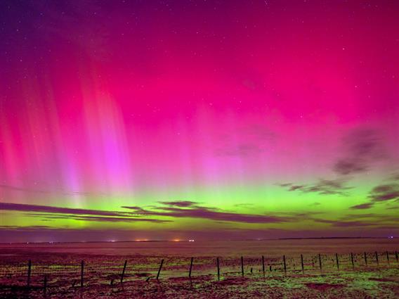 Поларна светлина на небото над северна Белгија и Холандија 