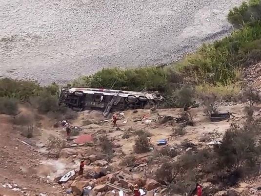 Најмалку 37 лица загинаа во Перу откако автобус падна во бездна длабока 200 метри