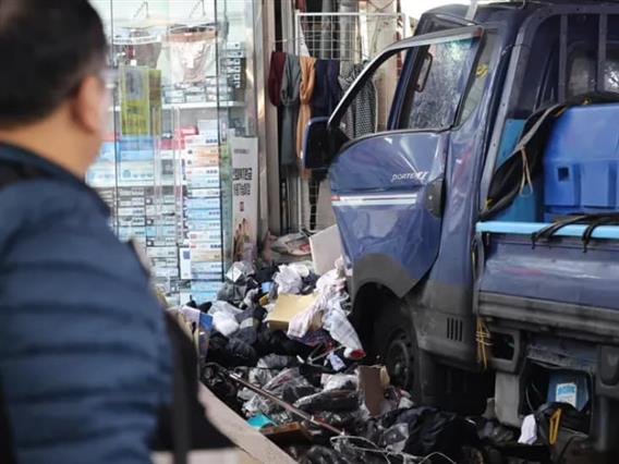 Камион во полна брзина се заби во преполн пазар, најмалку двајца загинати (ВИДЕО)