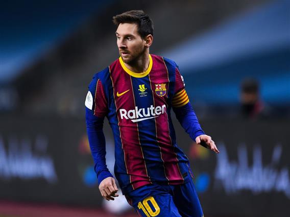 Споменик на Меси пред „Камп Ноу“