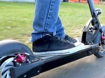 Две малолетнички тешко повредени, паднале од електричен тротинет