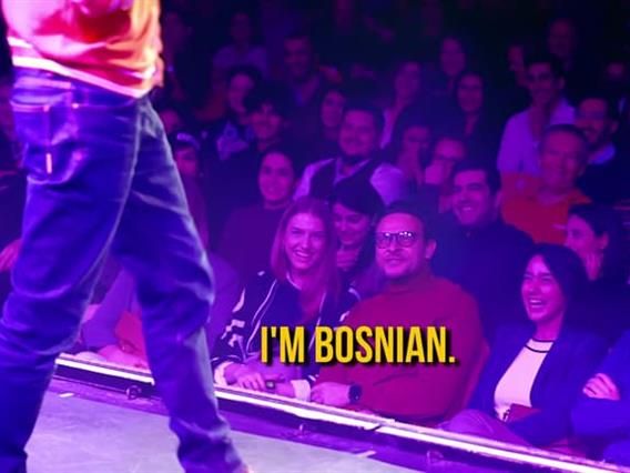 Познатиот комичар случајно го прозва Енис Бешлагиќ во публиката, видеото сега е вирално