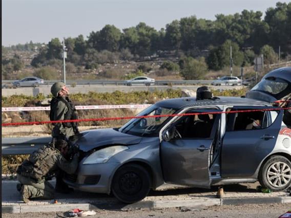 Со автомобил полн со експлозив влетале во група луѓе на Западниот брег- има загинати 
