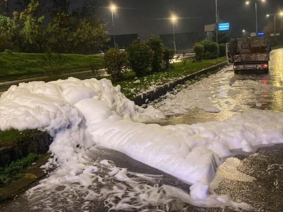 Истече хемиска пена на булеварот „Александар Македонски“ во Гази Баба - најавени најстроги казни за фирмата