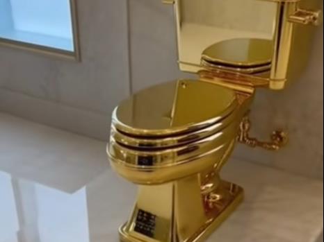 Златната тоалет-школка на Кателан продадена за 12 милиони долари
