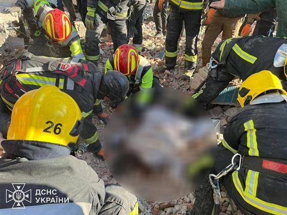 Деца меѓу 25- те жртви во страшниот руски напад на Украина (ВИДЕО)