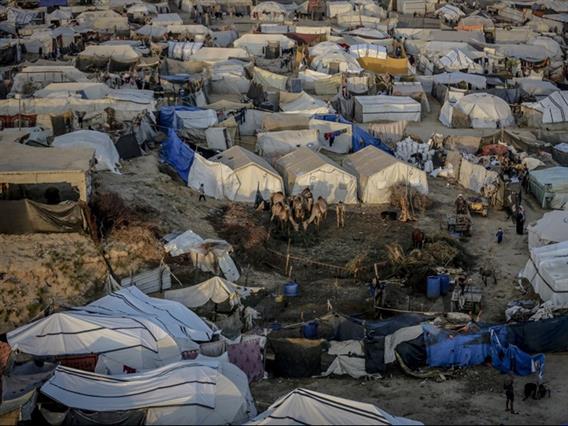 Силните дождови ги уништија шаторите во Газа, канализацијата се излеа во резервоарите за вода за пиење