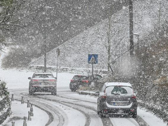 Првиот снег ја блокира Белгија- колони на патиштата долги над 500 километри (ВИДЕО) 