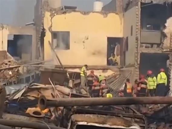 Видео: Експлозија во фабрика за лепак во Пакистан, најмалку 18 загинати