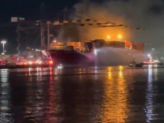 Експлозија го потресе пристаништето во Лос Анџелес, се запали брод (ВИДЕО)