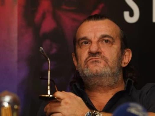 Аца Лукас уапсен среде концерт во Кавадарци, фановите се собраа пред полициската станица (ВИДЕО)