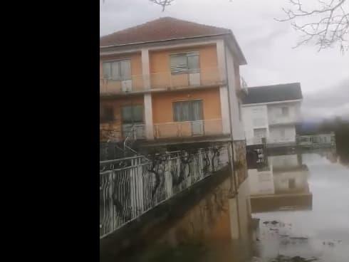 ЦУК: Поплави во ресенско, се излеаја Болнска и Источка река- поплавени над 50 куќи (ВИДЕО)