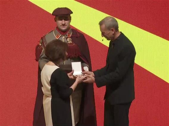 Сиљановска-Давкова го одликува Сашко Кедев со орден „8 Септември“