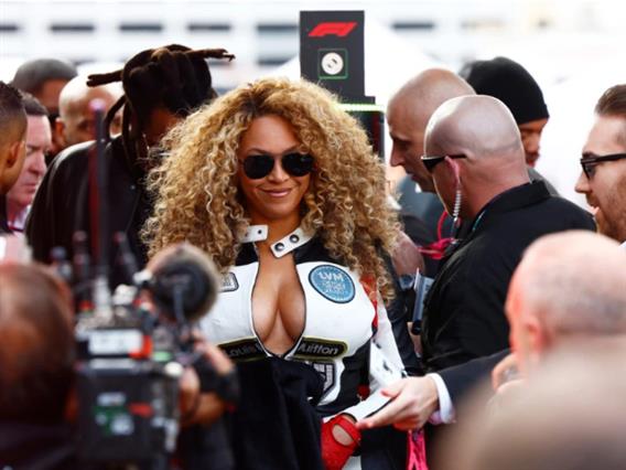 Фото: Деколтетот на Бијонсе „собрано“ во формула 1
