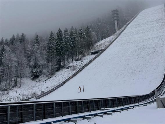 Фото: „Луд“ возач од екс ЈУ, „дрифташе“ на легендарната Планица 