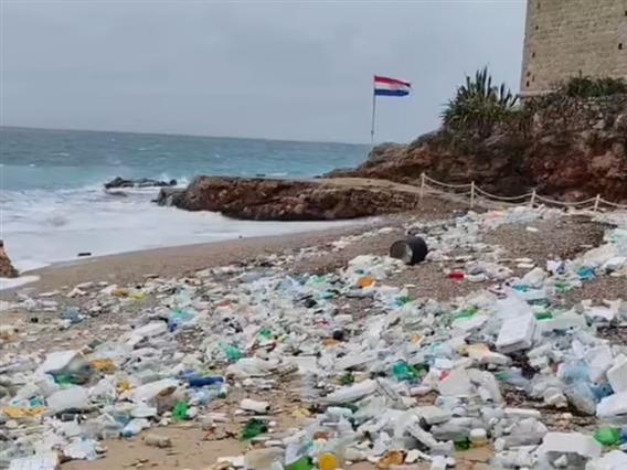 Хрватите бесни: Делови од Дубровник преполни со ѓубре од Албанија (ВИДЕО)